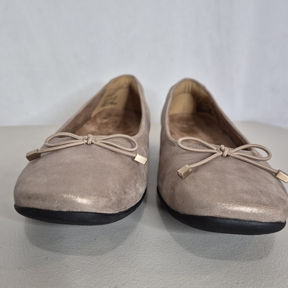 Clarks Artisan Candra Light Champagne Leather Ballet Flat Slip-On Shoe - Size 9 - Picture 6 of 13